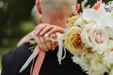 Bouquet et bague de la mariée